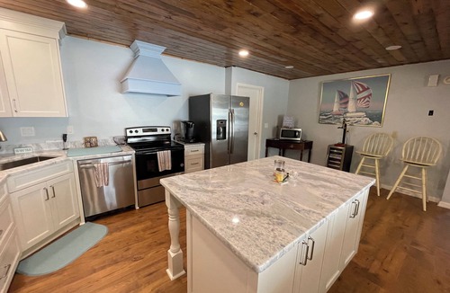 Seneca Apartment | Beautiful Lake Keowee Flat minutes from Clemson University.