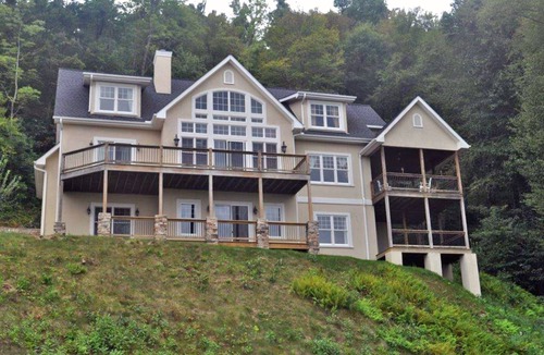 Hendersonville House | Beautiful Long Range Mountain Views, Minutes from Downtown Hendersonville, NC