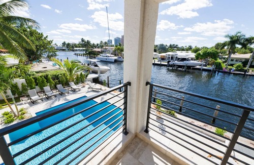 Coral Ridge House | Beautifully renovated 6 Bedroom Mansion Pet Friendly