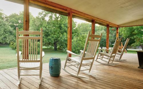 Lacy-Lakeview Bed & Breakfast | Bed & Breakfast on White Rock Creek