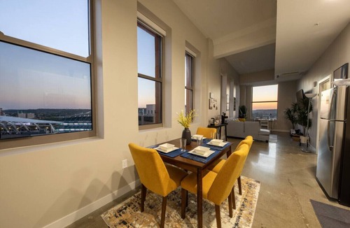 Downtown Cincinnati Apartment | Bengals, King Bed, Free Parking
