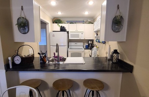 Fairfield Bay Condo | Benjamin's by the lake/Walk to cool pool