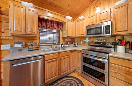 Sevierville Cabin | Best Location/HotTub/Resort Pool/Game Rm/Fast WiFi Dollywood 2 minutes away!