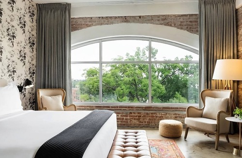 South Main Historic District Hotel | Best Value, Quality Stay! Pets Allowed, Minutes to Fire Museum of Memphis
