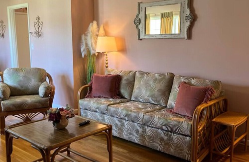 Oneonta House | Betty's Place Charming 2-bedroom house in Oneonta with WiFi Close to Restaurants