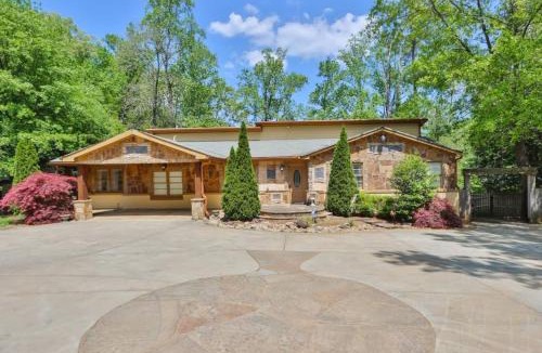North Brookhaven House | Big 6BR,4BA Home w 10-Car Parking for CrewsGrps