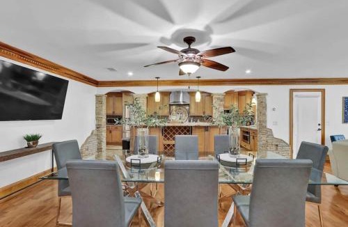 North Brookhaven House | Big 6BR,4BA Home w 10-Car Parking for CrewsGrps