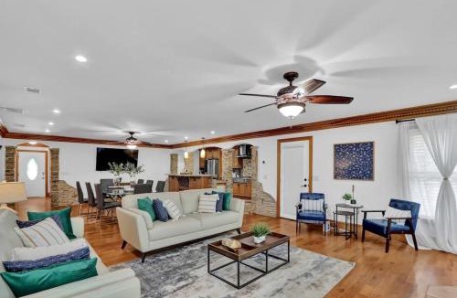 North Brookhaven House | Big 6BR,4BA Home w 10-Car Parking for CrewsGrps