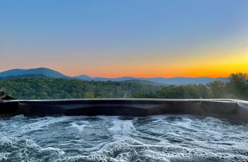 Dahlonega Cabin | Big Mountain Views, Minutes to Wineries, Hot Tub