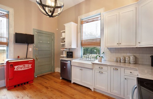 Dixon Park House | Big Yellow Brick House - Victorian District - Sleeps 8