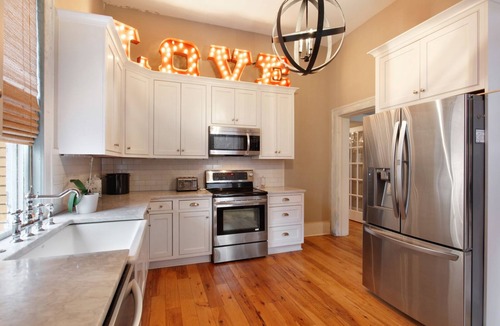 Dixon Park House | Big Yellow Brick House - Victorian District - Sleeps 8
