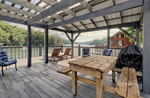 Clayton House | Bills Bungalow on Lake Burton with Top Dock and Patio