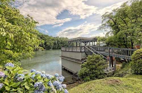 Clayton House | Bills Bungalow on Lake Burton with Top Dock and Patio