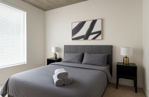 Birmingham Apartment | Birmingham Stay 2BR with Rooftop Amenities