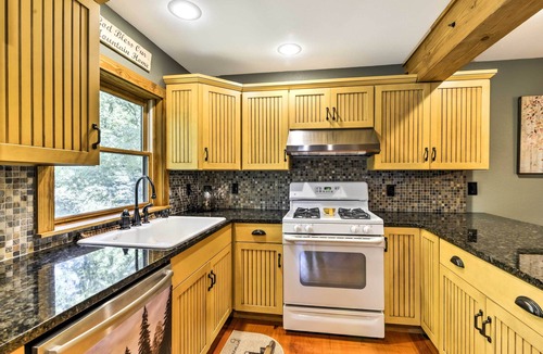 Black Mountain Cabin | Black Mountain Cabin w/Screened Porch + Views!