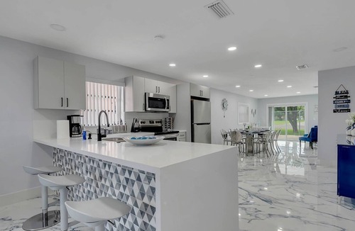 Hialeah House | Blue Diamond - Hialeah w/3 BR & 2 BA