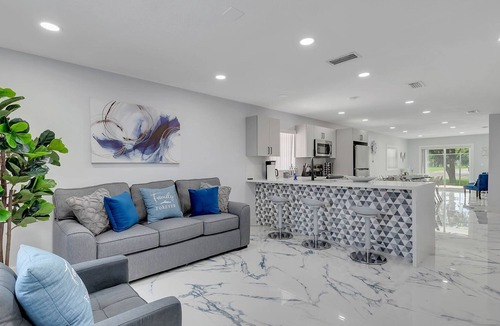 Hialeah House | Blue Diamond - Hialeah w/3 BR & 2 BA