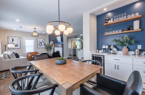 Kirkwood House | Blue Haven ATL Modern 4 Bedroom Retreat with Deck 10 Minutes to Downtown