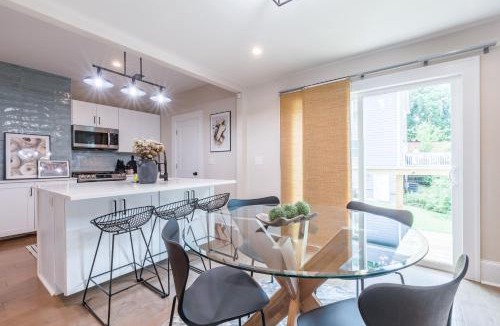 Kirkwood House | Blue Haven ATL Modern 4 Bedroom Retreat with Deck 10 Minutes to Downtown