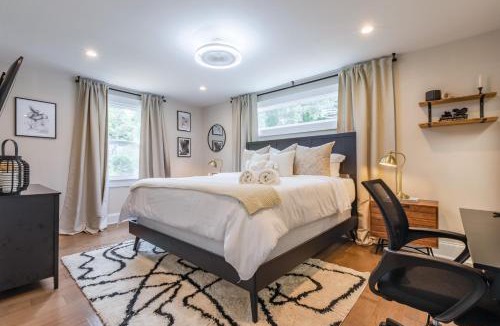Kirkwood House | Blue Haven ATL Modern 4 Bedroom Retreat with Deck 10 Minutes to Downtown