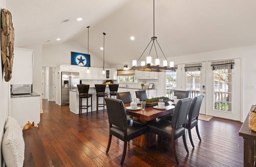 East Beach House | Blue Star Bungalow steps to the Beach with Heated Pool, sleeps 8