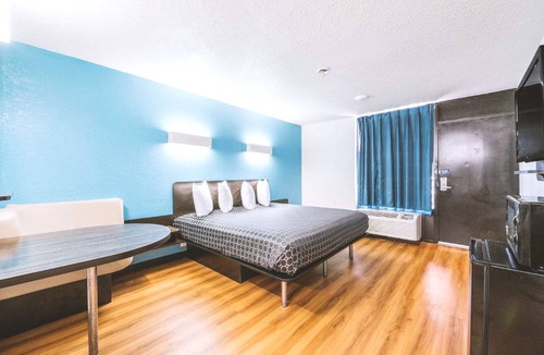 Beeville Hotel | Blue Way Inn & Suites by Jasper Beeville-2 Queen Bed Non Smoking