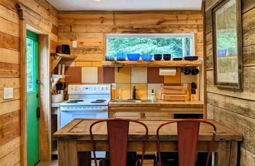 Chattanooga Cabin | Bluegrass Highway ~ Creek & River Nearby ~ 8 Miles to Downtown