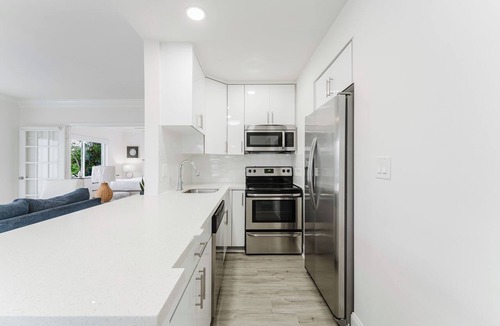 Boca Raton Condo | Boca Waterfront Getaway - Pool, Hot Tub, Gym & Views