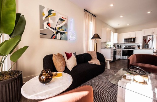 Whitebridge House | Bohemian Binary 232-234–Mins to Midtown–Sleeps 16