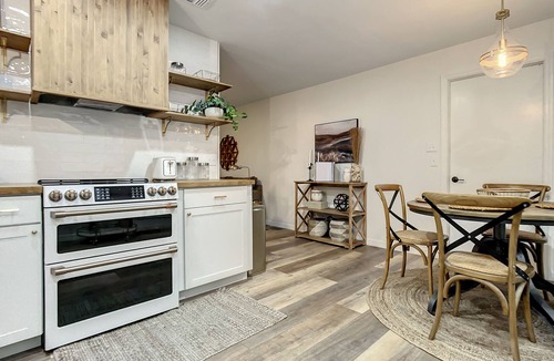Orange City House | Boho Cottage by Blue Springs- 3 Bedrooms- 6 guests