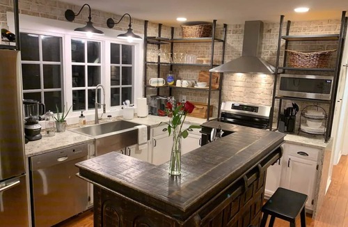 Mount Vernon Apartment | Boyd Harvey Main House And Carriage House 4 Bedroom Home by RedAwning