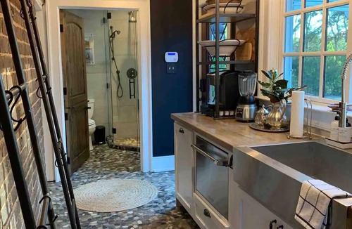Mount Vernon Apartment | Boyd Harvey Main House And Carriage House 4 Bedroom Home by RedAwning