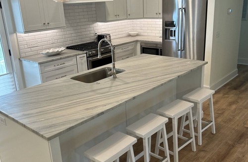 Saint Simons Heights House | BRAND NEW! ONE LEVEL! 4 BEDRMS- 3 KING BEDS! Shoppes & Dining - 7 Min to Beach!
