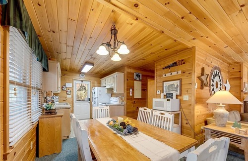Sautee Nacoochee House | Braveheart Cabin- Cozy, large cabin w/ balcony & hot tub, walk-in shower