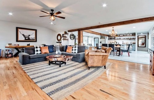 Raleigh House | 》Breathtaking Lakefront Luxury game room+ waterfront Fire Pit 4BR sleeps 10《