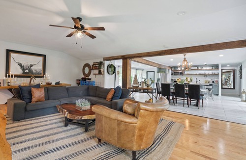 Raleigh House | 》Breathtaking Lakefront Luxury game room+ waterfront Fire Pit 4BR sleeps 10《