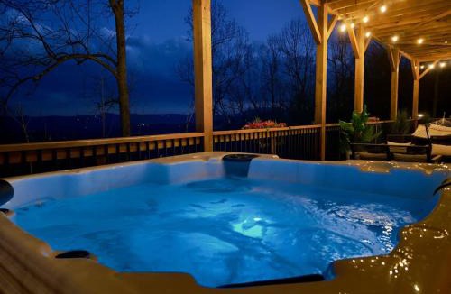 Laurel Park House | Breathtaking Mountain Views, Hot Tub, Sauna, Fire Pit, Fire Pit Table, PoolTable, Kitchenette, 2 Living rooms, Universal EV Station