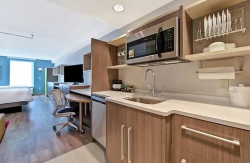 West Palm Beach Hotel | Bright 2 Queen Studio w/Kitchenette, Pool & Shuttle, 0.8mi to PBI