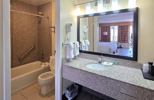 Tyner Hotel | Bright & Affordable Room Perfect for Exploring Chattanooga Attractions