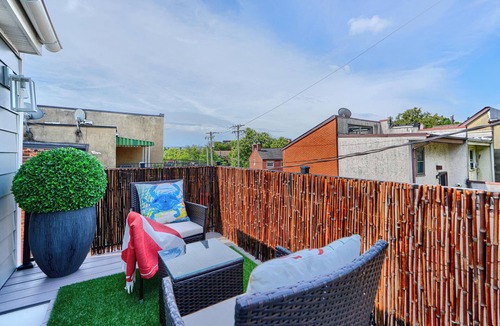 Downtown Baltimore House | Bright & Beautiful 4BR Home + Parking, Walk to Harbor & Stadiums