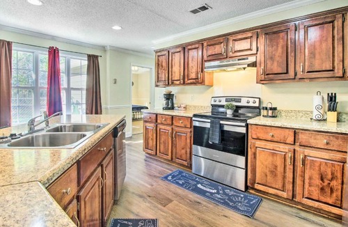 Hinesville House | Bright Hinesville Home with Yard Pet Friendly!