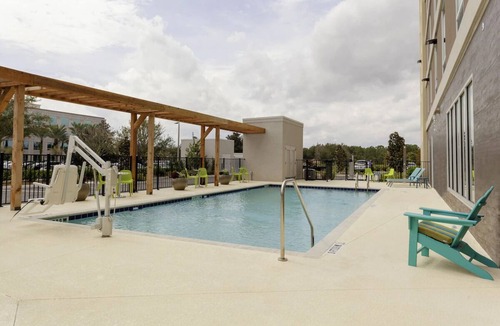 West Palm Beach Hotel | Bright King Studio w/Breakfast & Outdoor Pool, 1.8mi Armory Art Center WPB