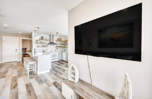 Kitty Hawk Cottage | Bright Kitty Hawk Home w/Hot Tub, Walk to Beach!