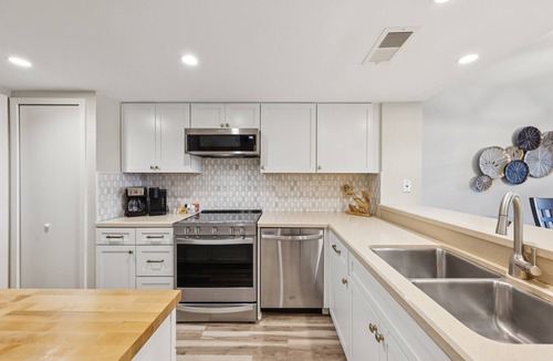Shelter Cove House | Bright & Modern Pet Friendly Beach Getaway