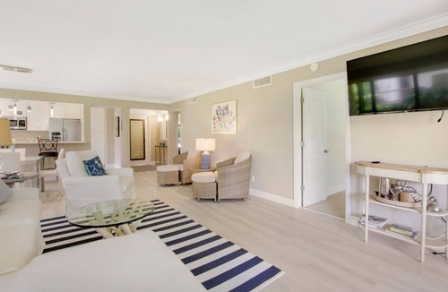 Hunt Club Condo | Bright Modern Condo at PGA National Resort