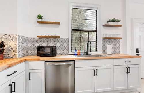 Metropolitan Apartment | Bright Modern Coastal Retreat Near SCAD, 5-Minute Walk to Starland Yard + Food!