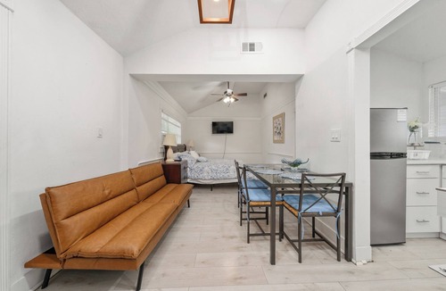 Sanford Apartment | Bright Modern Studio, Sleeps 3