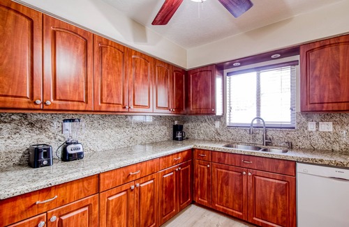 Bel Air House | Bright, one-level home, Florida room, Sony 85” 4k TV, W/D & AC - near the beach