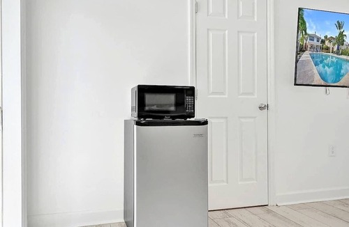 Mango Groves Apartment | Bright Studio Suite | Pool & 20 Min to WPB