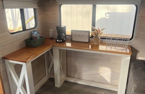 Robbins RV Rental | Brimstone Trail Access Stylish Camper Pets Welcome Firepit